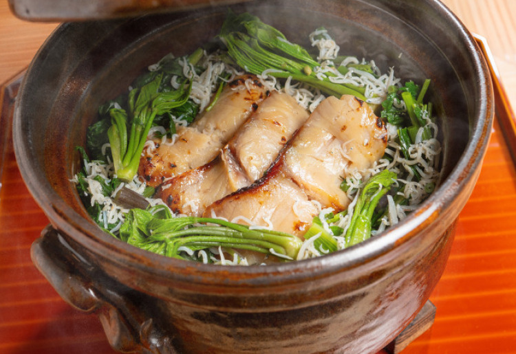 見た目も豪華!四季折々の素材を味わう『お食事 土鍋御飯』